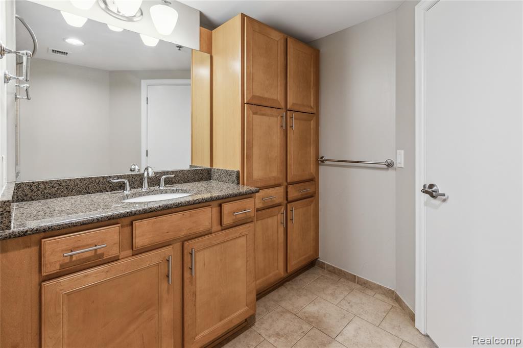 525 W Lafayette, 17D, Detroit, MI 48226 — Photo 18