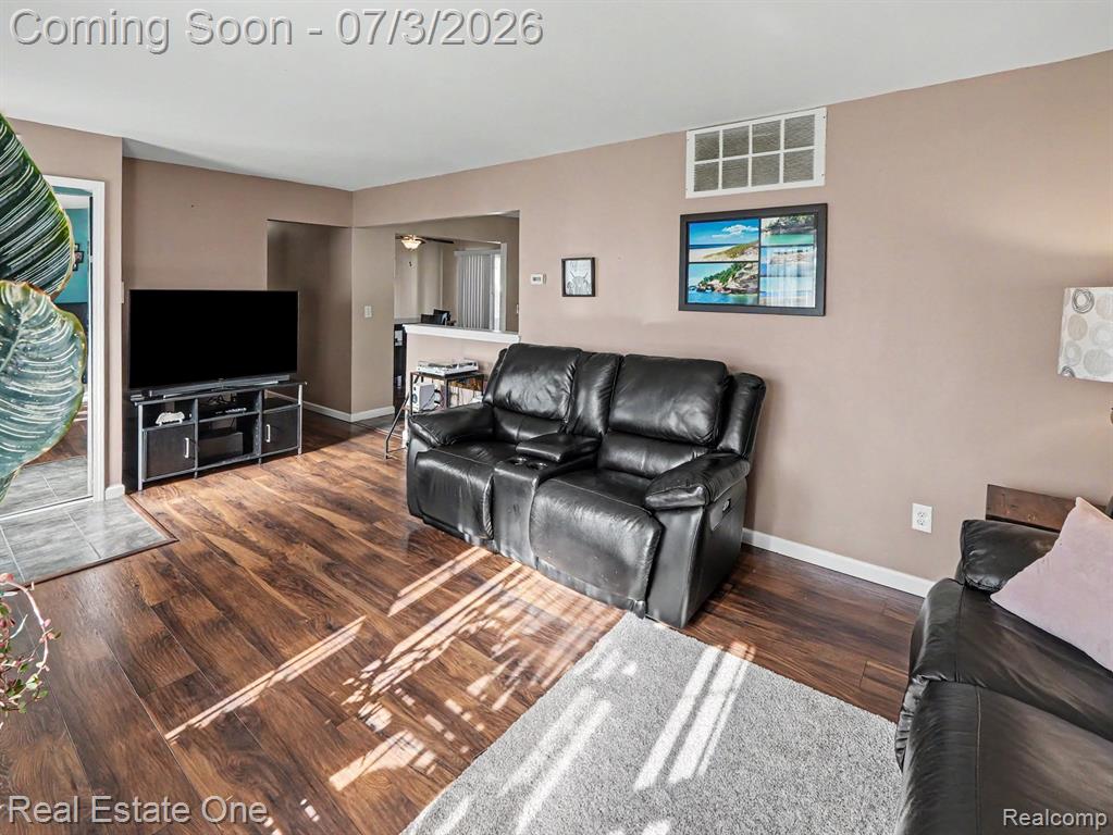 10637 Jackson St, Belleville, MI 48111 — Photo 4