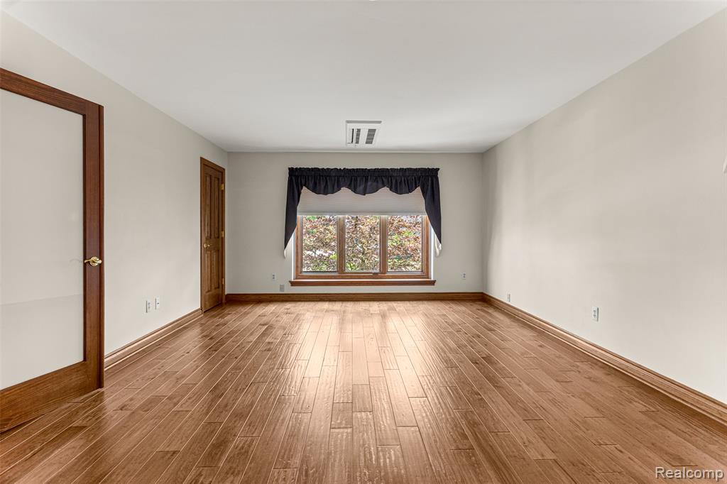 48367 Lake Valley Drive, Shelby Twp, MI 48317 — Photo 31