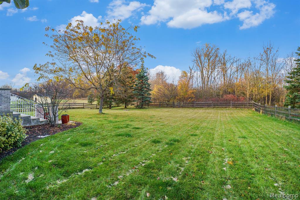 7469 Paradise Drive, Grand Blanc, MI 48439 — Photo 33