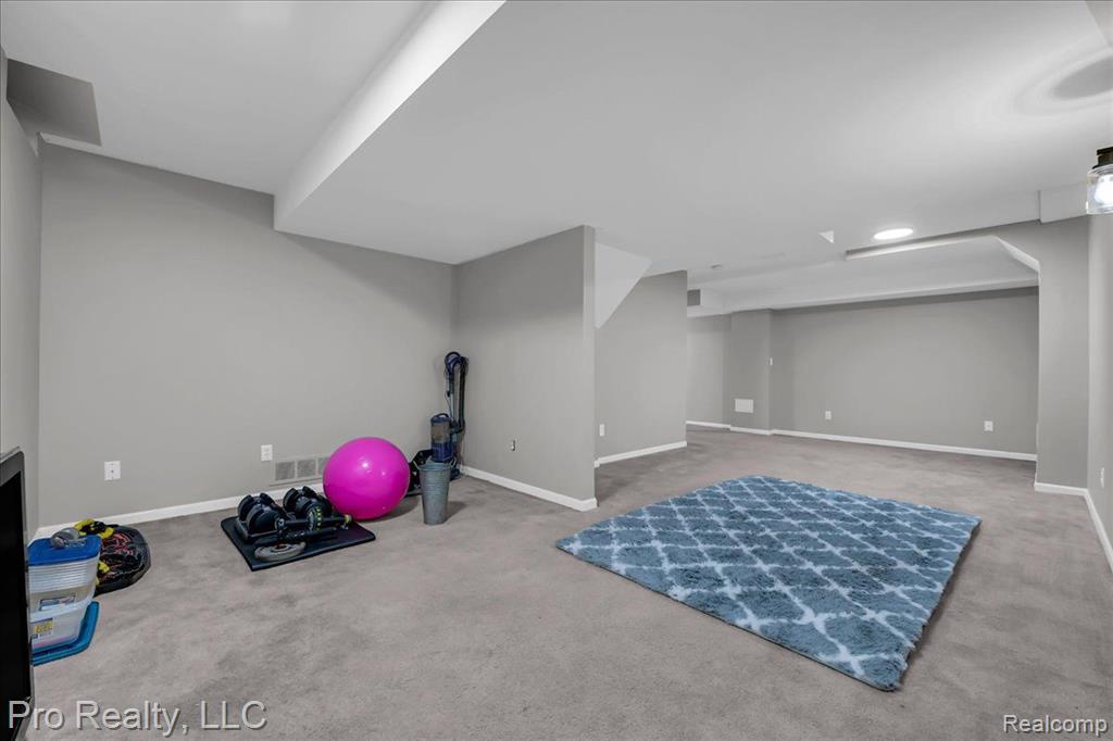 863 CALPERNIA, Wixom, MI 48393 — Photo 30
