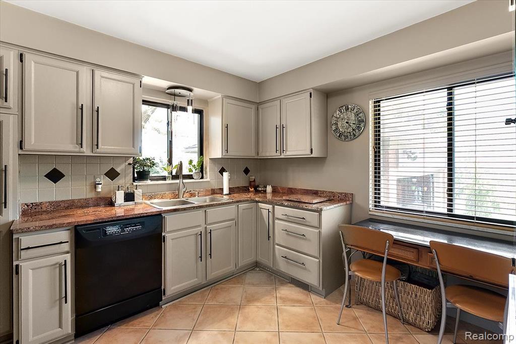 4374 Arden Place, Royal Oak, MI 48073 — Photo 14