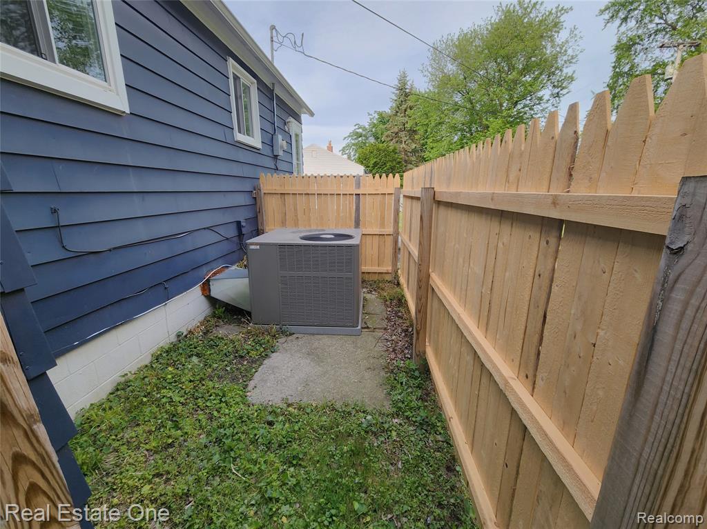 1574 E Woodruff Avenue, Hazel Park, MI 48030 — Photo 8