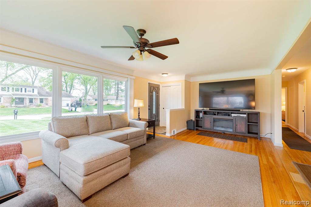 7912 COVENTRY Avenue, Grosse Ile, MI 48138 — Photo 9