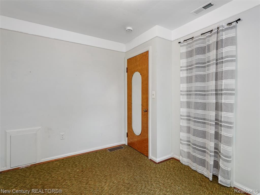 5933 Dwight Avenue, Waterford, MI 48327 — Photo 15