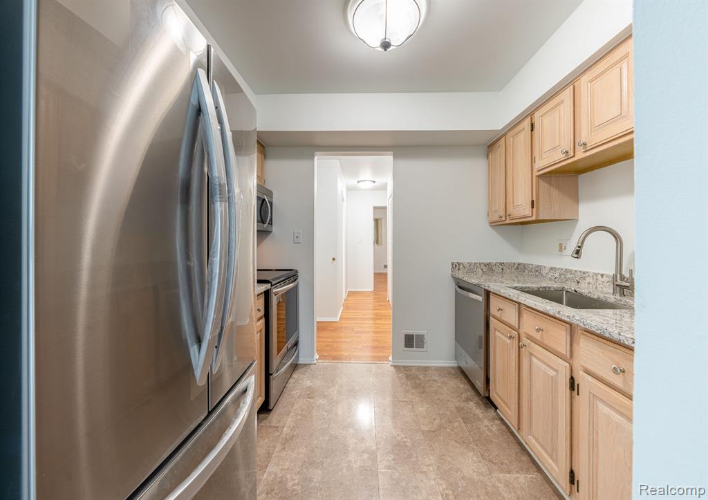676 E FOX HILLS Drive, Bloomfield Hills, MI 48304 — Photo 10