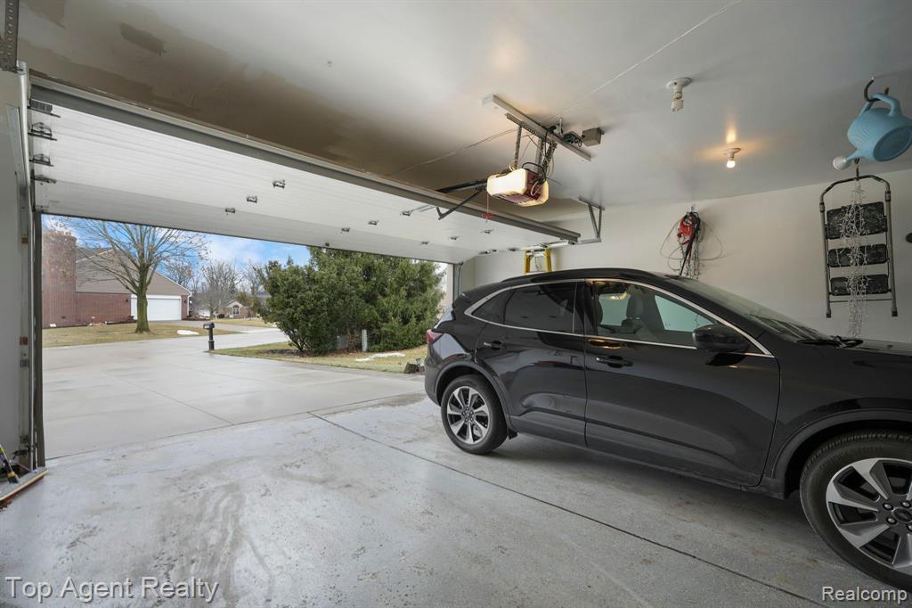 445 LEXINGTON Drive, Rochester Hills, MI 48307 — Photo 37