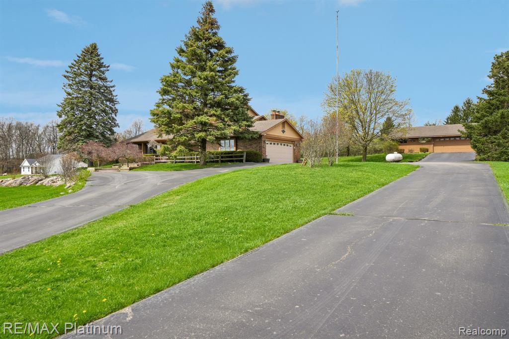 555 Crawford Farm Lane, Milford, MI 48380 — Photo 2