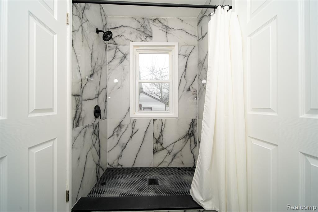 74 W BERNHARD Avenue, Hazel Park, MI 48030 — Photo 33