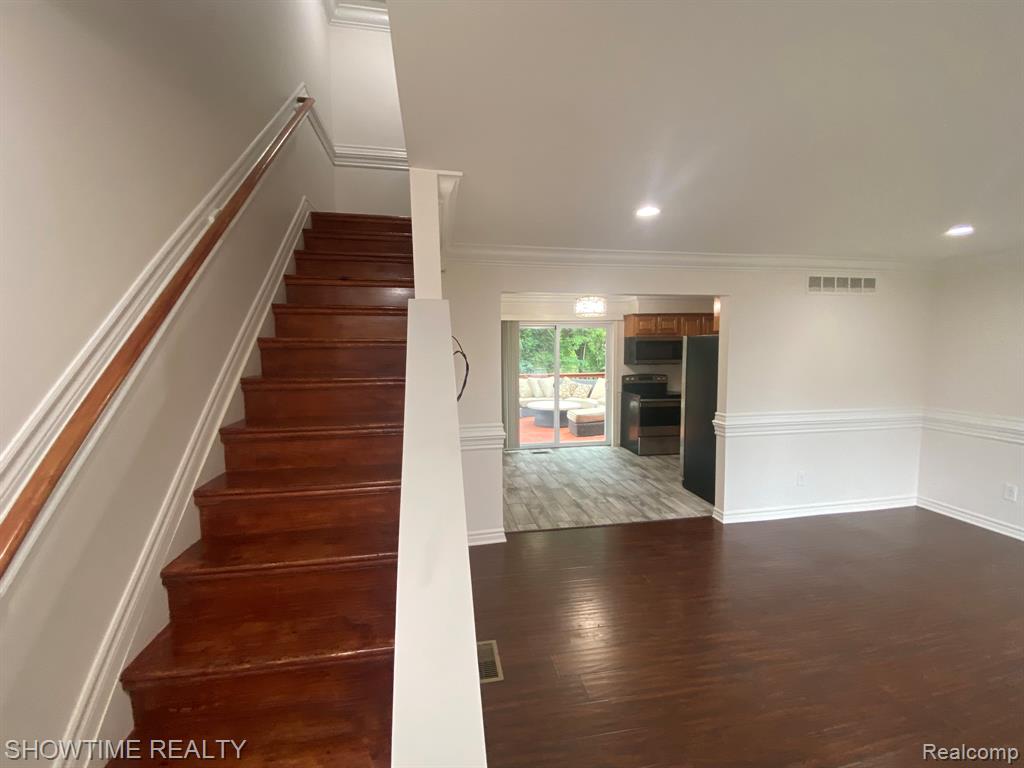 8418 HICKORY Drive, Sterling Heights, MI 48312 — Photo 9