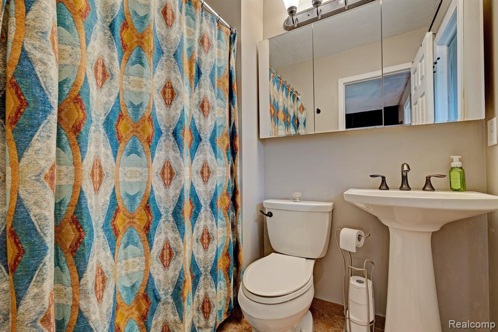 4704 CRUTCHFIELD Drive, Saginaw, MI 48638 — Photo 38