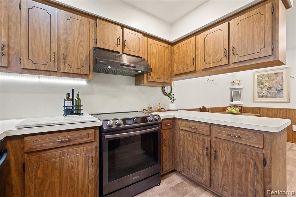 2366 Cumberland Drive, Troy, MI 48085 — Photo 13