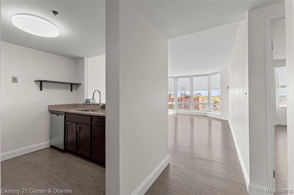 250 E Harbortown Drive, 708, Detroit, MI 48207 — Photo 4
