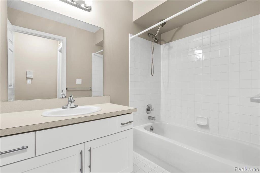 4648 BERKSHIRE Drive, Sterling Heights, MI 48314 — Photo 26