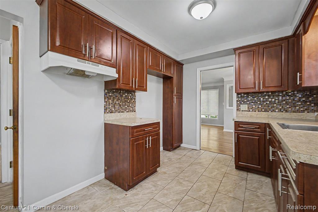 8212 GLENGARY Street, Dearborn Heights, MI 48127 — Photo 15