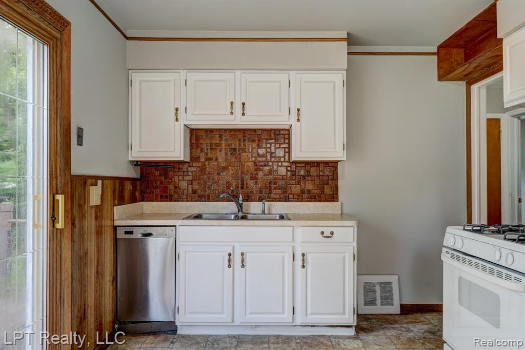 23038 Violet Street, Farmington, MI 48336 — Photo 11