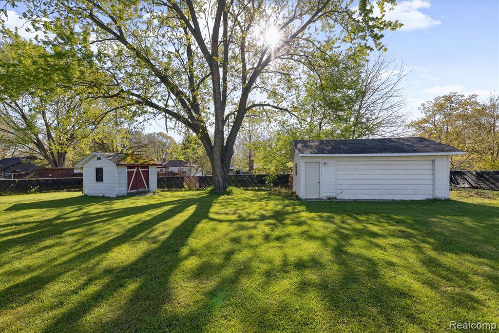 4421 LAWNWOOD Lane, Burton, MI 48529 — Photo 27