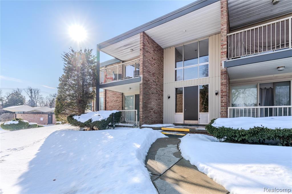 4045 W Maple Road, C101, Bloomfield Hills, MI 48301 — front exterior