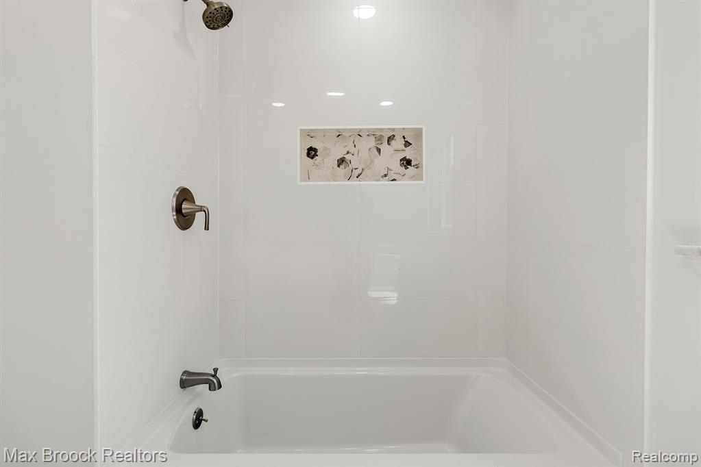 6207 NICHOLAS Drive, West Bloomfield, MI — Photo 29