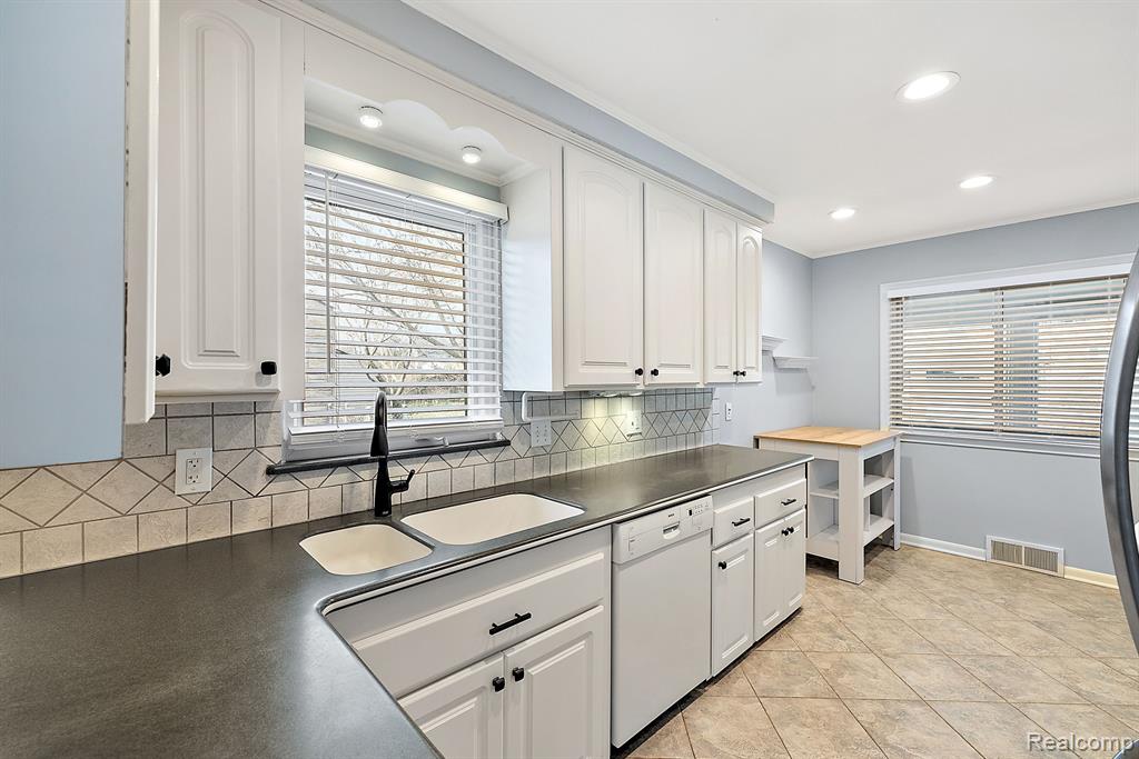 4126 BERKSHIRE Road, Royal Oak, MI 48073 — Photo 11
