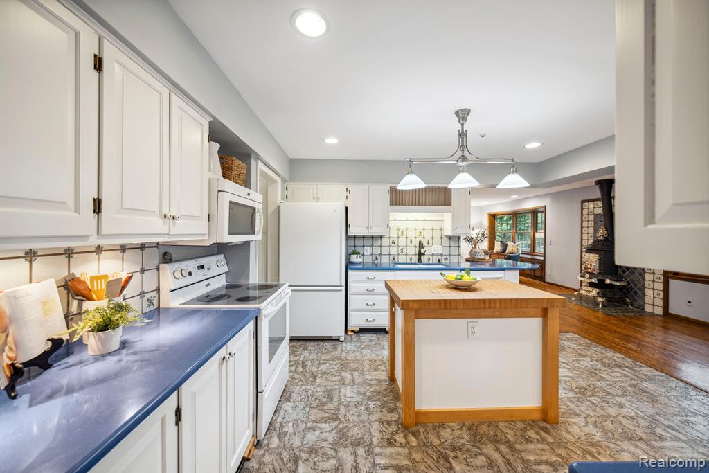 46270 BLOOMCREST Drive, Northville, MI 48167 — Photo 17