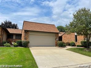 4655 Laurel Club Circle, West Bloomfield, MI 48323 — front exterior