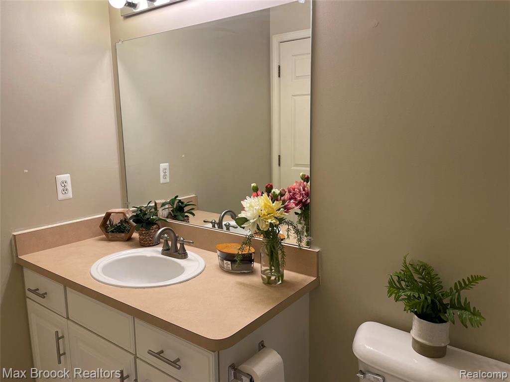 924 SANDALWOOD Drive, Troy, MI 48085 — Photo 11