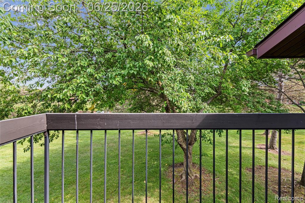 33693 Pondview Circle, Livonia, MI 48152 — Photo 20