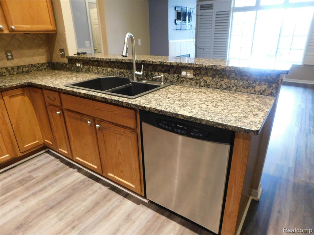 5589 Twin Oaks Drive, Sterling Heights, MI 48314 — Photo 15