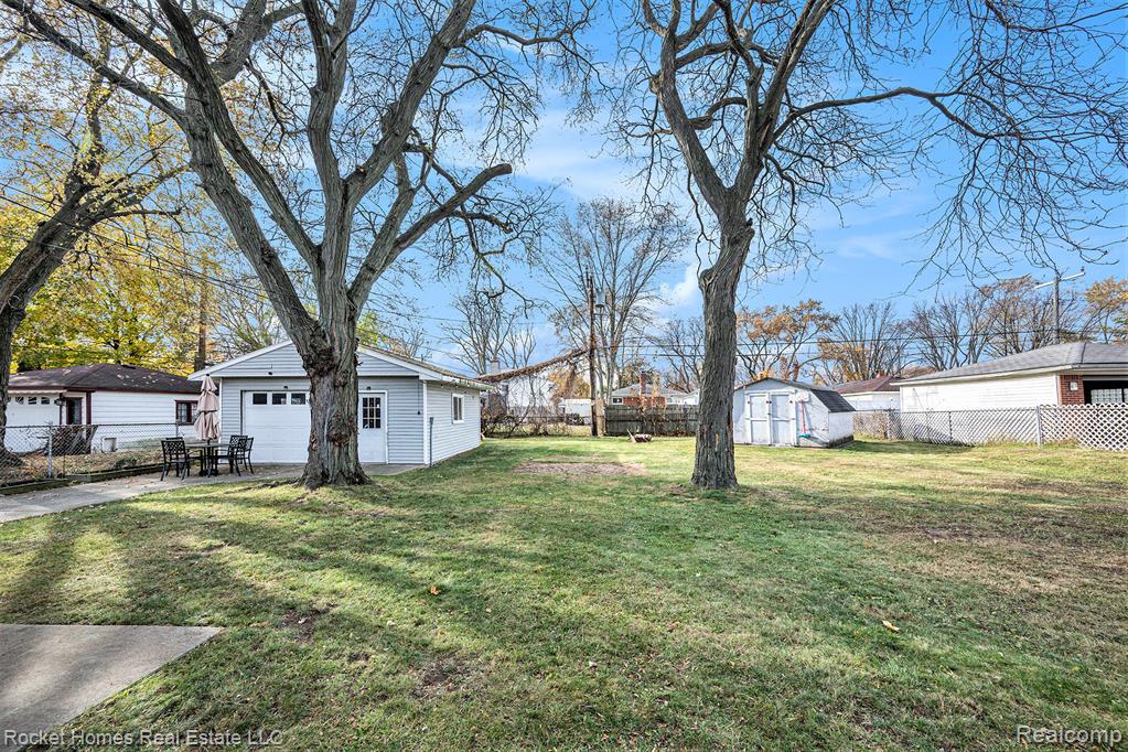 8241 Robindale Avenue, Dearborn Heights, MI 48127 — Photo 21