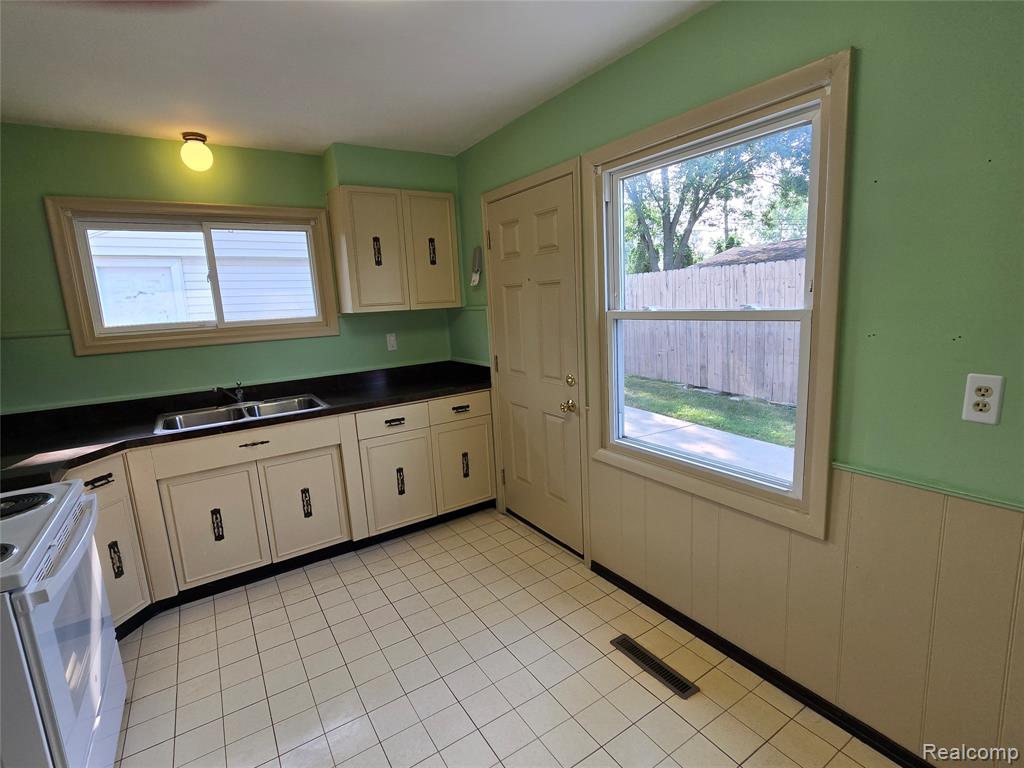 535 Lytle Place, Garden City, MI — Photo 11