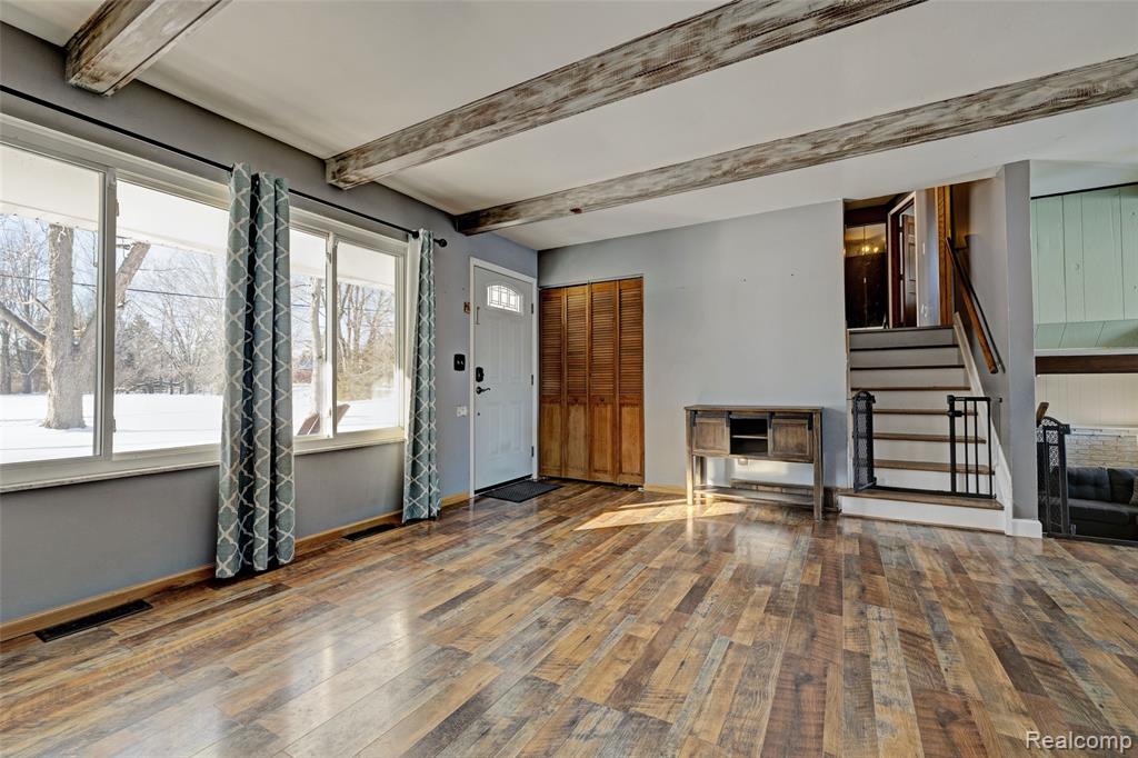 4380 Baza, Leonard, MI 48367 — Photo 6