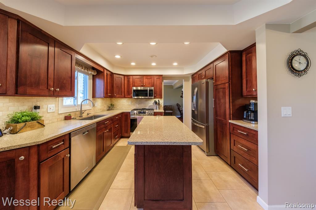 47829 BEN FRANKLIN Drive, Shelby Twp, MI 48315 — Photo 4
