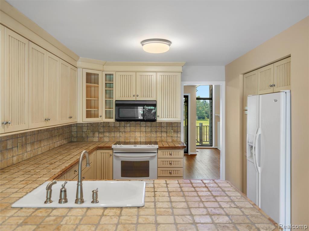 718 Upper Scotsborough Way, Bloomfield Hills, MI 48304 — Photo 12