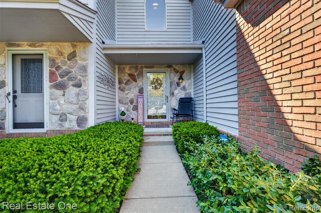6586 Scenic Pines Court, 43, Clarkston, MI — Photo 3