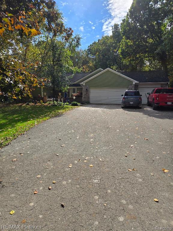 2662 Crooked Lake Road S, Howell, MI 48843