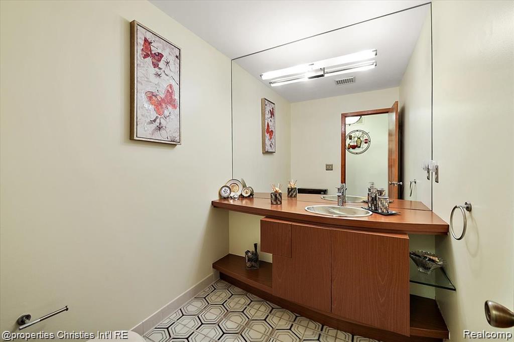 4566 Walden Drive, Bloomfield Hills, MI 48301 — Photo 22