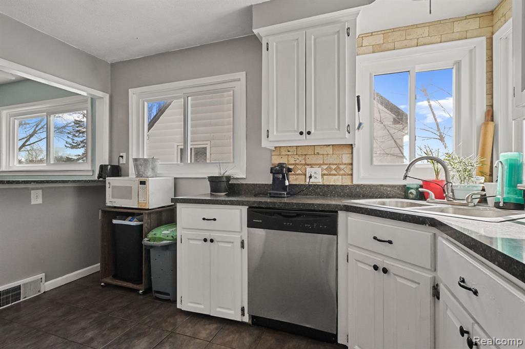 5919 Deering Street, Garden City, MI — Photo 10