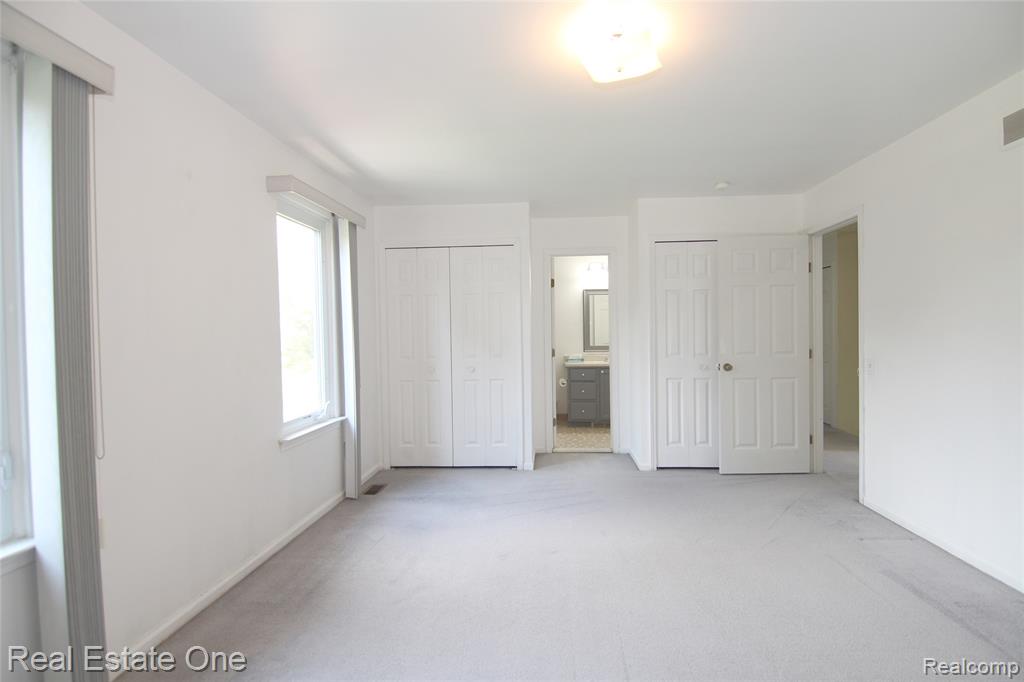 5590 GREENBRIAR Drive, West Bloomfield, MI — Photo 26