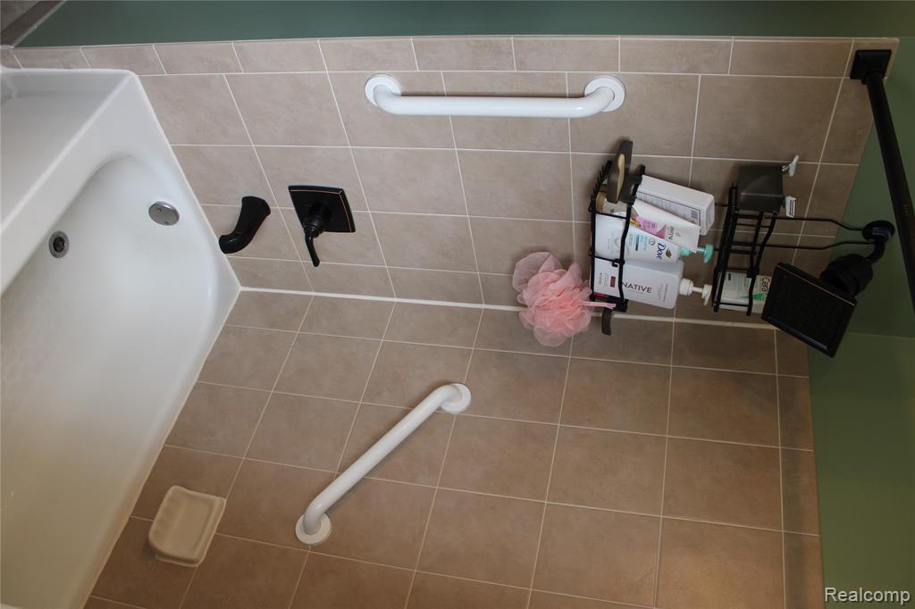 52133 Naugatuck Drive, 25, Macomb, MI 48042 — Photo 15