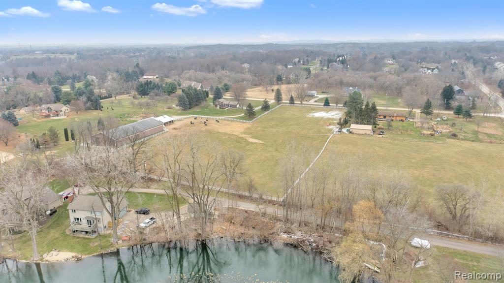 6133 LOCHMORE Drive, Commerce Twp, MI 48382 — Photo 46