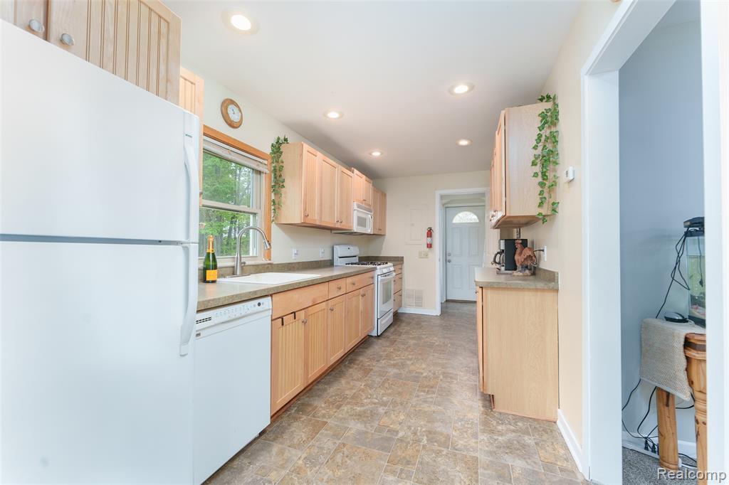 7490 Noahs Landing, Gregory, MI 48137 — Photo 23
