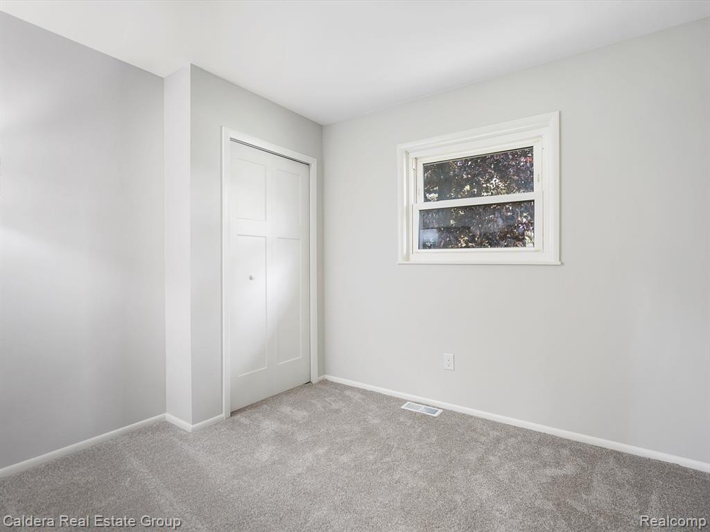 600 LOS ARBOLES Drive, Wolverine Lake, MI 48390 — Photo 14