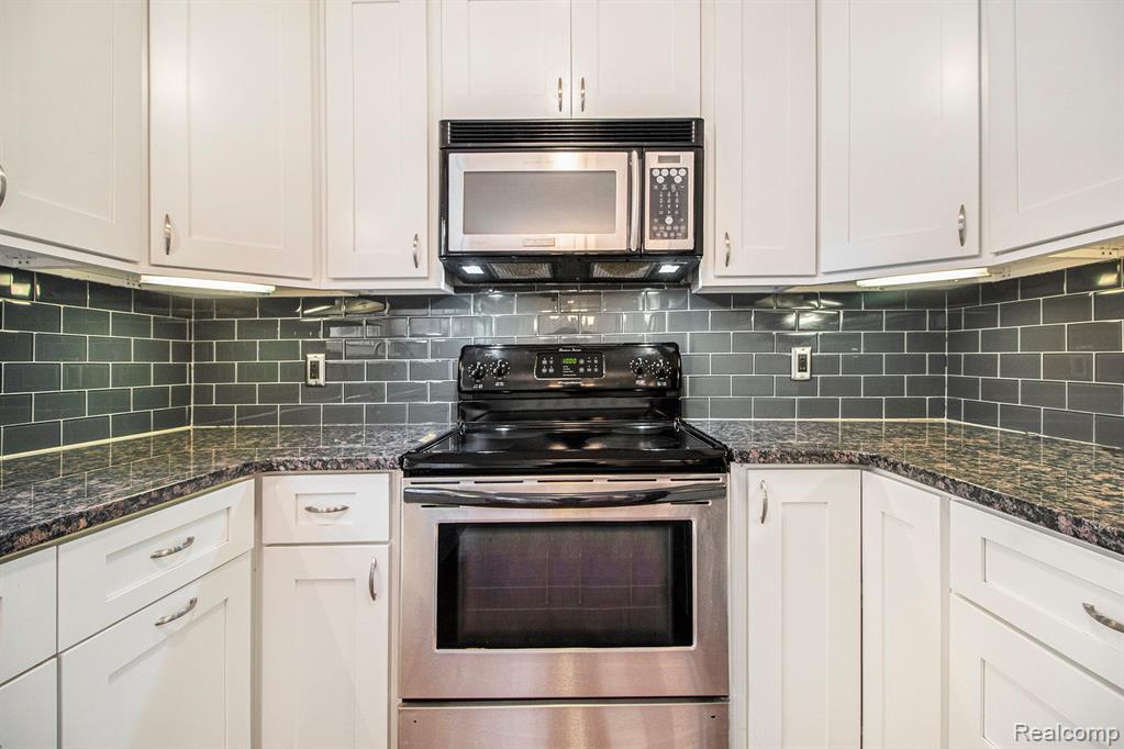 131 W KENILWORTH Avenue, Royal Oak, MI 48067 — Photo 11