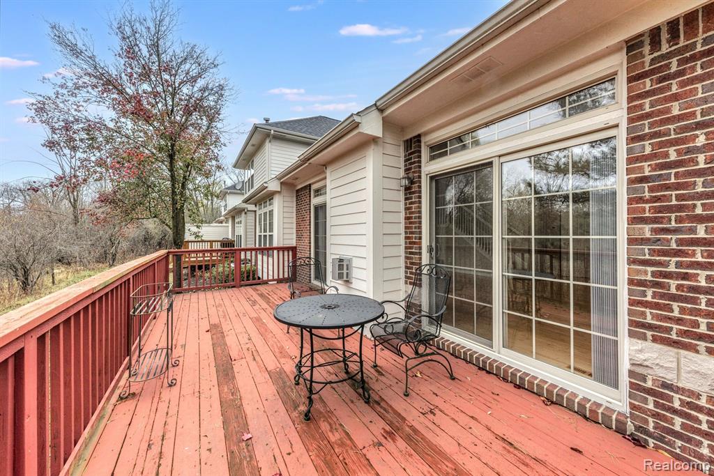 7246 Gateway Drive, West Bloomfield, MI — Photo 9