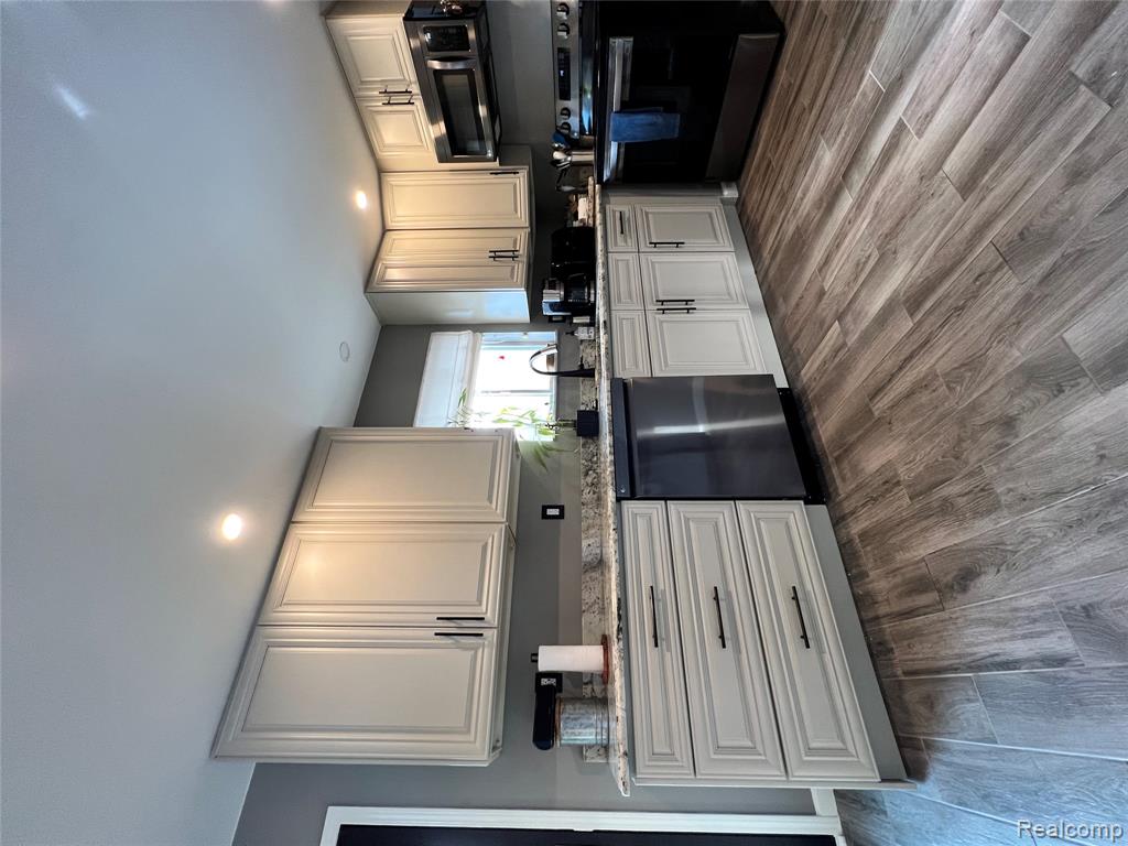 5045 Westcombe Lane N, West Bloomfield, MI 48324 — Photo 7