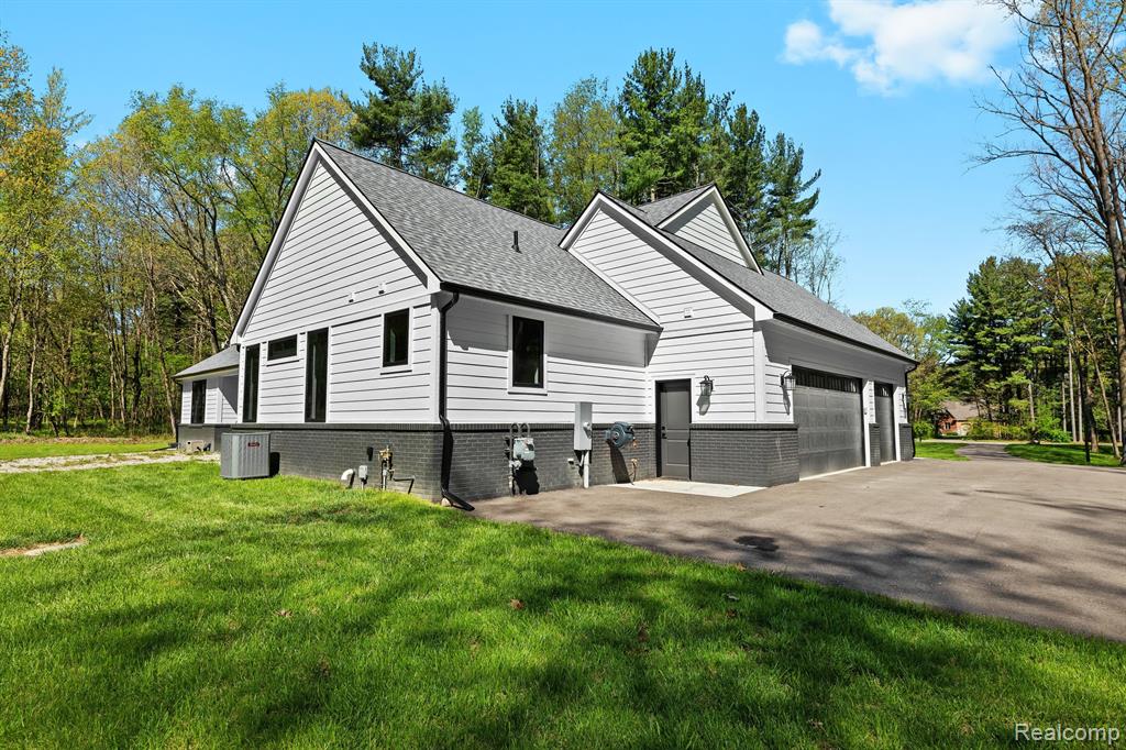 5697 EVERGREEN KNOLL, Howell, MI 48855 — Photo 25