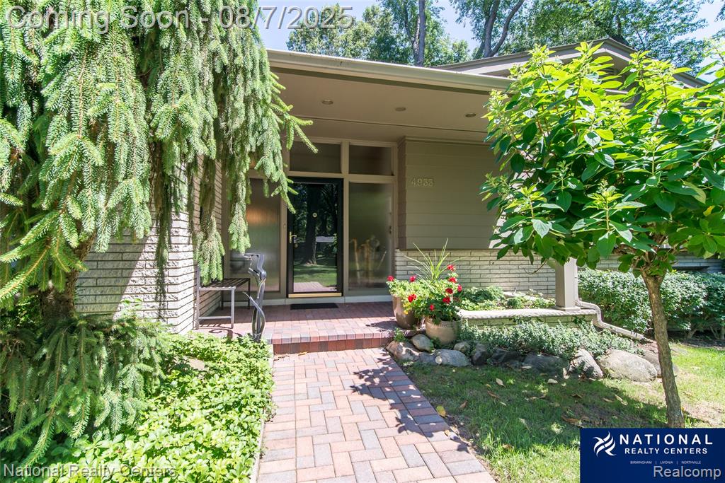 4933 Malibu Drive, Bloomfield Hills, MI 48302 — Photo 19