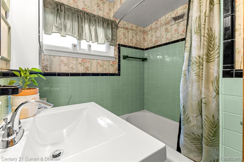 22151 Whitmore Street, Oak Park, MI 48237 — Photo 20