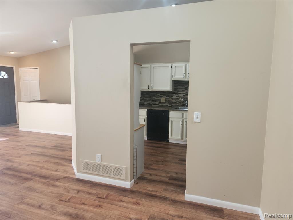 22200 PONDVIEW, Novi, MI — Photo 6